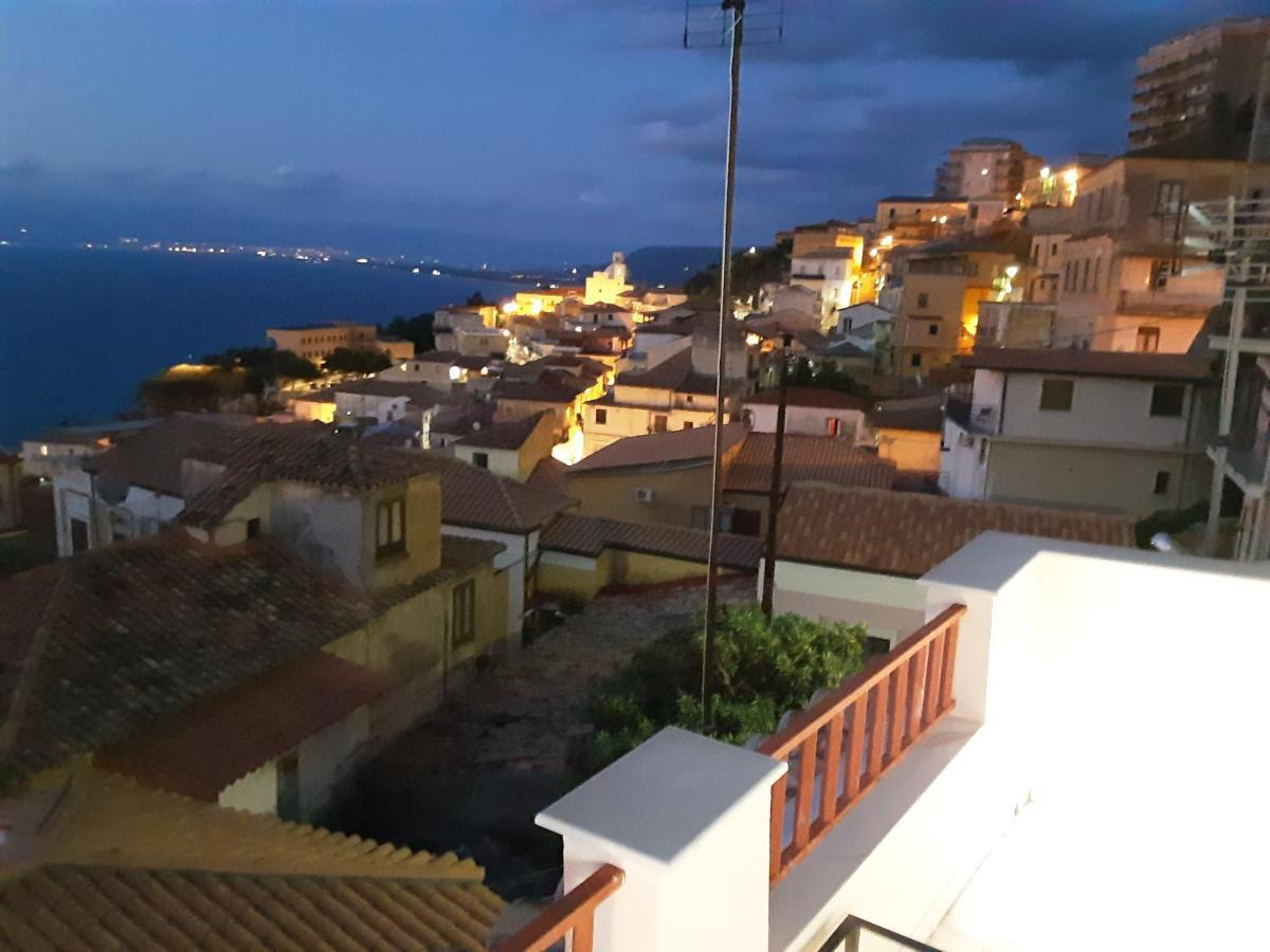 "Lo Studiolo" Apartment Pizzo  Eksteriør billede