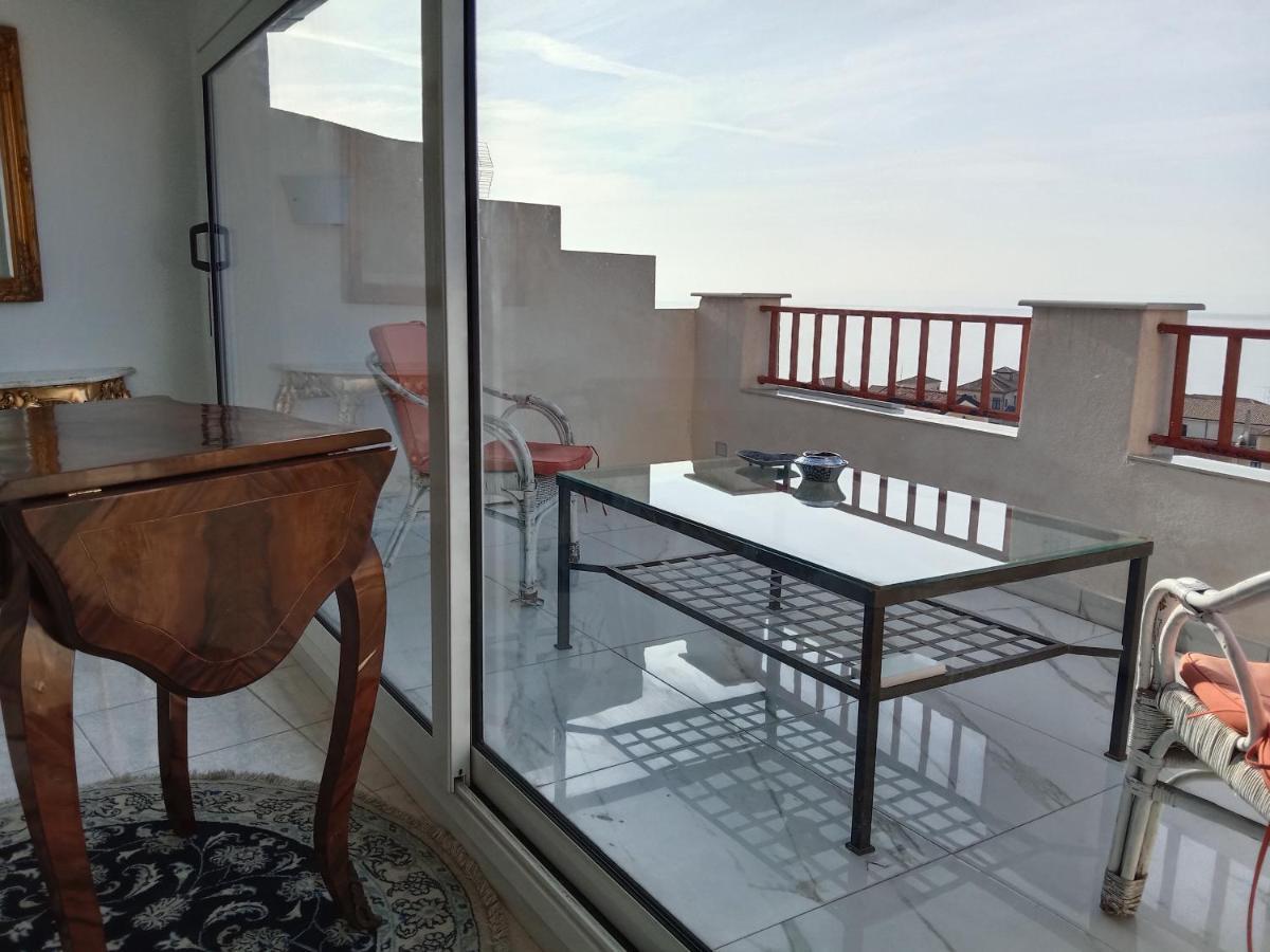 "Lo Studiolo" Apartment Pizzo  Eksteriør billede