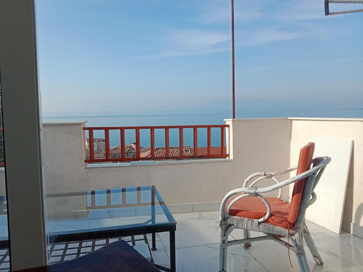 "Lo Studiolo" Apartment Pizzo  Eksteriør billede
