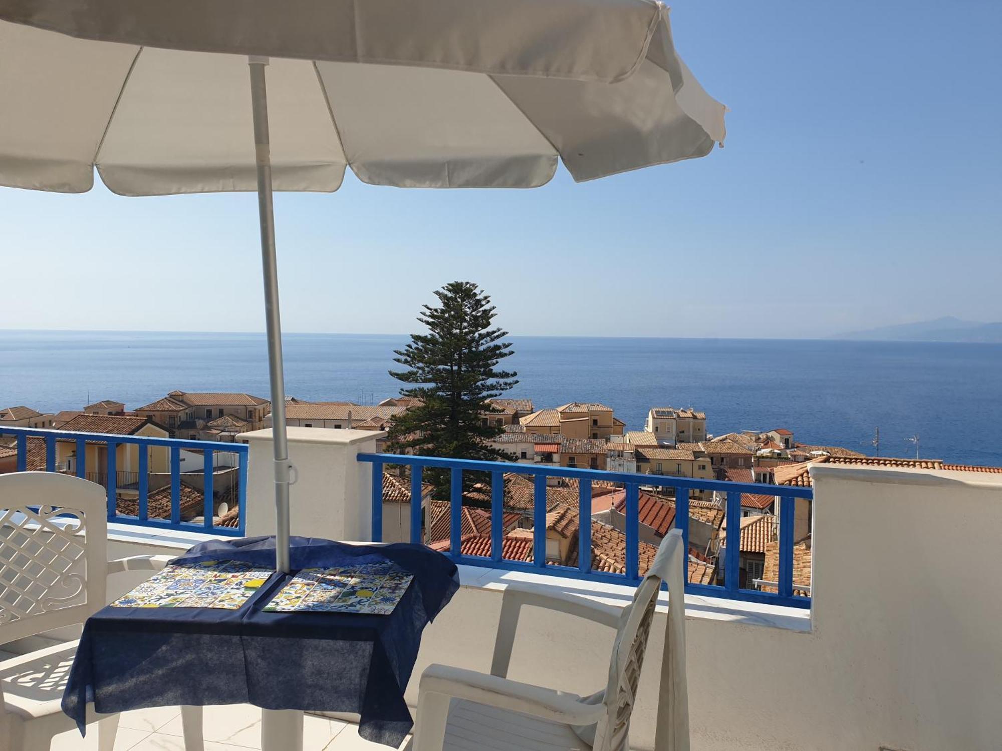 "Lo Studiolo" Apartment Pizzo  Eksteriør billede